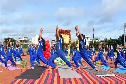ಶಿಕಾರಿಪುರದಲ್ಲಿ ಶ್ರೀ ಚನ್ನಮಲ್ಲಿಕಾರ್ಜುನ ವಿದ್ಯಾಸಂಸ್ಥೆ ವಿದ್ಯಾರ್ಥಿಗಳು ಯೋಗ ಪ್ರದರ್ಶನ ಮಾಡುತ್ತಿರುವುದು.