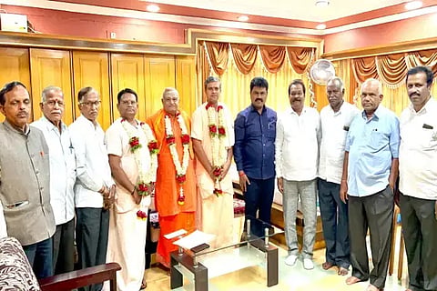 ತೊಗರ್ಸಿ ಶ್ರೀ ಮಲ್ಲಿಕಾರ್ಜುನ ಸ್ವಾಮಿ ಜಾತ್ರೋತ್ಸವದ ಕುರಿತು ಚರ್ಚಿಸುವ ಸಂಬಂಧ ಆಗಮಿಸಿದ್ದ ಮಹಂತ ದೇಶೀಕೇಂದ್ರ ಶ್ರೀ, ಚನ್ನವೀರ ದೇಶೀಕೇಂದ್ರ ಶ್ರೀ, ಮಳೆಹಿರೇಮಠದ ಕಿರಿಯ ಶ್ರೀಗಳನ್ನು  ಸಂಸದ ರಾಘವೇಂದ್ರ ಗೌರವಿಸಿದರು. ಕೆ.ಎಸ್.ಗುರುಮೂರ್ತಿ, ಕೊಳಗಿ ರೇವಣಪ್ಪ ಇತರರಿದ್ದರು.