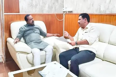ಶಿಕಾರಿಪುರ ಸರ್ಕಾರಿ ಆಸ್ಪತ್ರೆ, ತಾಯಿ ಮತ್ತು ಮಕ್ಕಳ ಆಸ್ಪತ್ರೆಗೆ ಸೌಲಭ್ಯ ಕಲ್ಪಿಸುವಂತೆ ಒತ್ತಾಯಿಸಿ ಶಾಸಕ ವಿಜಯೇಂದ್ರ ಅವರು ಸಚಿವ ಯು.ಟಿ.ಖಾದರ್ ಅವರಿಗೆ ಮನವಿ ಸಲ್ಲಿಸಿದರು.