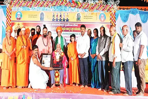 ಶಿರಾಳಕೊಪ್ಪ ಸಮೀಪದ ಕಡೇನಂದಿಹಳ್ಳಿಯಲ್ಲಿ ಈಸೂರಿನ ಬಸವರಾಧ್ಯ ಅವರಿಗೆ ಶ್ರೀ ರಂಭಾಪುರಿ ಜಗದ್ಗುರು ರೇವಣಸಿದ್ದೇಶ್ವರ ರಾಷ್ಟ್ರೀಯ ಪ್ರಶಸ್ತಿ ಪ್ರದಾನ ಮಾಡಲಾಯಿತು. ಶ್ರೀ ದಿಂಗಾಲೇಶ್ವರ ಸ್ವಾಮೀಜಿ, ಬಿ.ವೈ.ರಾಘವೇಂದ್ರ, ಭಾರತಿ ಶೆಟ್ಟಿ ಇತರರಿದ್ದರು.
