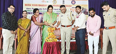 ವಿರಾಜಪೇಟೆಯ ಸರ್ಕಾರಿ ಪದವಿ ಪ್ರಥಮ ದರ್ಜೆ ಕಾಲೇಜಿನಲ್ಲಿ ಆಯೋಜಿಸಿದ್ದ ಕಾರ್ಯಕ್ರಮದಲ್ಲಿ ಎನ್.ಕೆ ಶಾಂತಿ, ಅನುಪ್ ಮಾದಪ್ಪ, ಪ್ರೊ.ಸರಸ್ವತಿ, ಕೆ.ಬಸವರಾಜು, ನಿರ್ಮಲಾ ಇದ್ದರು.
