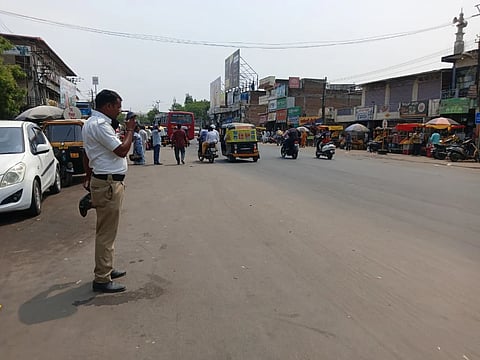 ಯಾದಗಿರಿ ನಗರದ ಮುಖ್ಯರಸ್ತೆಯಲ್ಲಿ ಸಂಚಾರ ನಿಯಂತ್ರಣದ ಕರ್ತವ್ಯದಲ್ಲಿ ಇರುವ ಪೊಲೀಸ್​ ಪೇದೆ