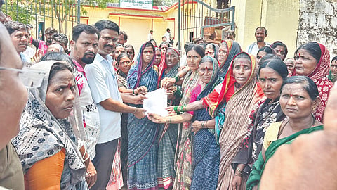 ಶೌಚಗೃಹಕ್ಕೆ ಆಗ್ರಹಿಸಿ ಶಹಾಪುರ ತಾಲೂಕಿನ ಮೂಡಬೂಳದಲ್ಲಿ ಗುರುವಾರ ನೂರಾರು ಮಹಿಳೆಯರು ಗ್ರಾಪಂ ಕಚೇರಿಗೆ ಬೀಗ ಹಾಕಿ ಪ್ರತಿಭಟಿಸಿ ಮನವಿಪತ್ರ ಸಲ್ಲಿಸಿದರು. ಗೌರಮ್ಮ ಲಕ್ಷ್ಮಣ, ಸಾವಿತ್ರಮ್ಮ, ಗುರು ಹೂವಿನಳ್ಳಿ, ಮೌನೇಶ ಸಂಗಾವಿ, ಬಾಲು ಗುಡಿಮನಿ, ಮಾಹಾಂತೇಶ ಹಳಿಸಗರ ಇತರರಿದ್ದರು.