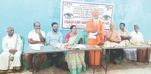  ಯಳಂದೂರು ತಾಲೂಕಿನ ದಾಸನಹುಂಡಿ ಗ್ರಾಮದಲ್ಲಿ ಗುರುವಾರ ಹಮ್ಮಿಕೊಂಡಿ ಉಚಿತ ಕಣ್ಣಿನ ಪೊರೆ ತಪಾಸಣೆ ಶಿಬಿರದಲ್ಲಿ ಚಿಲುಕವಾಡಿ ಬೆಟ್ಟದ ಶಂಭುಲಿಂಗೇಶ್ವರ ಕ್ಷೇತ್ರದ ಶ್ರೀ ಬಾಲ ಷಡಕ್ಷರಿಸ್ವಾಮಿ ಮಾತನಾಡಿದರು.  ಡಿ.ಸಿ.ಬಾಬು, ಡಾ.ಲೋಕೇಶ್ ಇತರರು ಇದ್ದರು. 
