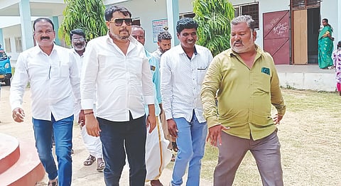  ಯಳಂದೂರು ಪಟ್ಟಣದ ಕರ್ನಾಟಕ ಪಬ್ಲಿಕ್ ಶಾಲೆಗೆ ಸಂಸದ ಸುನೀಲ್ ಬೋಸ್ ಭೇಟಿ ನೀಡಿ ಪರಿಶೀಲಿಸಿದರು.