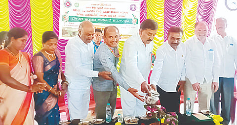 ಯಳಂದೂರು ಸಮೀಪದ ಚಾಮರಾಜನಗರ ತಾಲೂಕಿನ ಕುದೇರು ಗ್ರಾಮದ ಸರ್ಕಾರಿ ಪದವಿ ಪೂರ್ವ ಕಾಲೇಜಿನ ನೂತನ ಕಟ್ಟಡದ ಉದ್ಘಾಟನಾ ಸಮಾರಂಭವನ್ನು ಶಾಸಕ ಎ.ಆರ್. ಕೃಷ್ಣಮೂರ್ತಿ ಗಿಡಕ್ಕೆ ನೀರೆರೆಯುವ ಮೂಲಕ ಉದ್ಘಾಟಿಸಿದರು. ಎಚ್.ವಿ. ಚಂದ್ರು ಇತರರು ಇದ್ದರು.