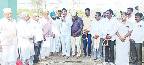 ಯಳಂದೂರು ಪಟ್ಟಣದ ಈದ್ಗಾ ಮೈದಾನದಲ್ಲಿ ಶನಿವಾರ ಶಾಸಕ ಎ.ಆರ್. ಕೃಷ್ಣಮೂರ್ತಿ ಭೇಟಿ ನೀಡಿ, ಮುಸ್ಲಿಂ ಬಾಂಧವರಿಗೆ ರಂಜಾನ್ ಹಬ್ಬದ ಶುಭಾಶಯಗಳನ್ನು ಕೋರಿದರು. 