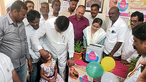 ಯಳಂದೂರಿನ ಸಾರ್ವಜನಿಕ ಆಸ್ಪತ್ರೆಯಲ್ಲಿ ಭಾನುವಾರ ಪಲ್ಸ್ ಪೋಲಿಯೋ ಅಭಿಯಾನದ ನಿಮಿತ್ತ ಶಾಸಕ ಎ.ಆರ್.ಕೃಷ್ಣಮೂರ್ತಿ ಮಗುವೊಂದಕ್ಕೆ ಪೋಲಿಯೋ ಹನಿ ಹಾಕುವ ಮೂಲಕ ಚಾಲನೆ ನೀಡಿದರು.