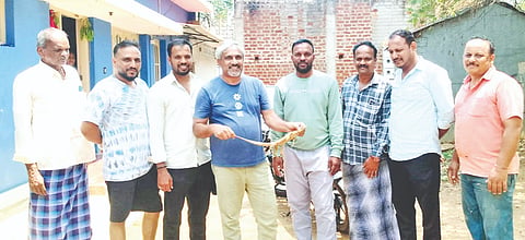 ಸಂತೆಮರಹಳ್ಳಿ ಗ್ರಾಮದ ಮನೆಯೊಂದಕ್ಕೆ ನುಗ್ಗಿದ್ದ ಉಡ ರಕ್ಷಿಸಲಾಯಿತು. 