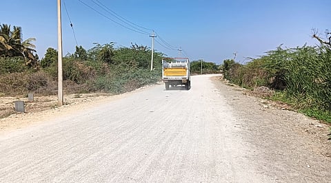 ಯಳಂದೂರು ತಾಲೂಕಿನ ಕೊಮಾರನಪುರ ಗ್ರಾಮದ ರಸ್ತೆಯ ದುಸ್ಥಿತಿ.