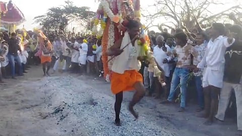  ಯಳಂದೂರ ಸಮೀಪದ ಗೂಳೀಪುರ ಗ್ರಾಮದಲ್ಲಿ ಗುರುವಾರ ಸಂಜೆ ಮಂಟೇಸ್ವಾಮಿ ಕೊಂಡೋತ್ಸವ ಜರುಗಿತು.