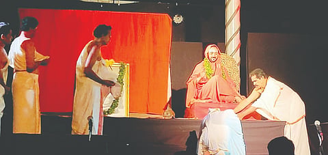 ಯಲ್ಲಾಪುರದ ಕರಡೊಳ್ಳಿಯ ಗೋವರ್ಧನ ಗೋಶಾಲೆಯ ಸ್ವರ್ಣನಂದಿನಿ ಗೋಸಂಸ್ಥಾನ ಕಟ್ಟಡ ನಿರ್ಮಾಣದ ಸಹಾಯಾರ್ಥ ಪಟ್ಟಣದ ವಿಶ್ವದರ್ಶನ ಶಿಕ್ಷಣ ಸಂಸ್ಥೆಯ ಆವಾರದಲ್ಲಿ ಹೊನ್ನಾವರದ ಮಣ್ಣಿಗೆಯ ಶ್ರೀ ಗಜಾನನ ಕಲೆ ಮತ್ತು ಸಾಂಸ್ಕೃತಿಕ ಅಭಿವೃದ್ಧಿ ಟ್ರಸ್ಟ್‌ನ ಕಲಾವಿದರಿಂದ ಪ್ರದರ್ಶನಗೊಂಡ ವರದಯೋಗಿ ಶ್ರೀಧರ ನಾಟಕ ಪ್ರೇಕ್ಷಕರ ಮೆಚ್ಚುಗೆಗೆ ಪಾತ್ರವಾಯಿತು.