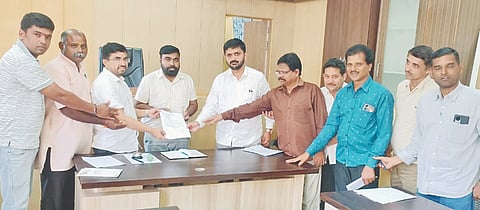 ಯಲ್ಲಾಪುರದ ಪಪಂ ಮತದಾರರ ಪಟ್ಟಿಯ ಪರಿಷ್ಕರಣೆಯನ್ನು ರಾಜಕೀಯ ಹಸ್ತಕ್ಷೇಪ ಇಲ್ಲದೇ ಸಮರ್ಪಕವಾಗಿ ಮಾಡಬೇಕು ಎಂದು ಆಗ್ರಹಿಸಿ ಬಿಜೆಪಿ ಮಂಡಲದ ವತಿಯಿಂದ ತಹಸೀಲ್ದಾರ್ ಚಂದ್ರಶೇಖರ ಹೊಸ್ಮನಿ ಅವರಿಗೆ ಮನವಿ ಸಲ್ಲಿಸಲಾಯಿತು. ಪ್ರಸಾದ ಹೆಗಡೆ, ಹರಿಪ್ರಕಾಶ ಕೋಣೆಮನೆ, ರಾಮು ನಾಯ್ಕ ಇತರರಿದ್ದರು.