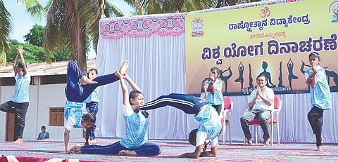 ಹಗರಿಬೊಮ್ಮನಹಳ್ಳಿ ರಾಷ್ಟ್ರೋತ್ಥಾನ ವಿದ್ಯಾಕೇಂದ್ರದಲ್ಲಿ ವಿದ್ಯಾರ್ಥಿಗಳು ಯೋಗ ಪ್ರದರ್ಶನ ನೀಡಿದರು.  