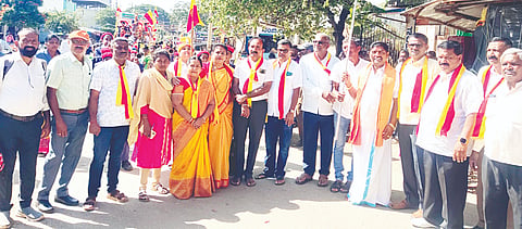  ಹೋಬಳಿ ಕೇಂದ್ರದಲ್ಲಿ ಕನ್ನಡ ಸಾಹಿತ್ಯ ಪರಿಷತ್ ಹೋಬಳಿ ಘಟಕ ಆಯೋಜಿಸಿದ್ದ ಕನ್ನಡ ರಾಜ್ಯೋತ್ಸವ ಕಾರ್ಯಕ್ರಮದ ಸ್ತಬ್ಧ ಚಿತ್ರಗಳ ಮೆರವಣಿಗೆಗೆ ಕತ್ತರಿ ಘಟ್ಟ ಮೇಳೆಯಮ್ಮ ಆಧ್ಯಾತ್ಮಿಕ ಕೇಂದ್ರದ ಶ್ರೀ ಚಂದ್ರಶೇಖರ ಗುರೂಜಿ ಚಾಲನೆ ನೀಡಿದರು. ಹೋಬಳಿ ಘಟಕದ ಅಧ್ಯಕ್ಷ ದೊರೆಸ್ವಾಮಿ, ಉಪಾಧ್ಯಕ್ಷ ವಿಕ್ಟರ್, ಬಸವನಪುರ ಪ್ರಕಾಶ್, ಕೊಪ್ಪಲು ಸ್ವಾಮಿ, ರೇಖಾ ಗಿರೀಶ್, ಕೋಟೆಮನೆ ಮಧು, ಶಶಿಕಲಾ, ನಂಜುಂಡೇಗೌಡ, ಅಶೋಕ್, ಮಂಜುನಾಥ್ ಇದ್ದರು.