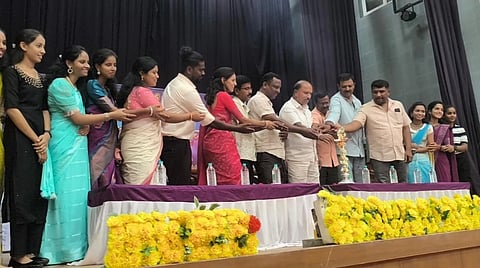 ಪಿರಿಯಾಪಟ್ಟಣದ ಡಿ.ದೇವರಾಜ ಅರಸು ಕಲಾಭವನದಲ್ಲಿ ಆಯೋಜಿಸಿದ್ದ  ನಕ್ಷತ್ರ ಡ್ಯಾನ್ಸ್ ಶಾಲೆಯ ಬೇಸಿಗೆ ಶಿಬಿರದ ಸಮಾರೋಪ ಸಮಾರಂಭವನ್ನು ಎಂಪಿವಿಎಲ್ ಅಧ್ಯಕ್ಷ ಎಚ್.ಡಿ.ಗಣೇಶ್ ಉದ್ಘಾಟಿಸಿದರು. ಈ.ಪಿ.ಲೋಕೇಶ್, ಸುಧಾಕರ್, ಲಕ್ಕಣ್ಣ, ಭವ್ಯಾ ಮಂಜುನಾಥ್ ಇತರರು ಇದ್ದರು. 