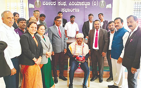 ಪಿರಿಯಾಪಟ್ಟಣದ ವಕೀಲರ ಭವನದಲ್ಲಿ ಏರ್ಪಡಿಸಿದ್ದ ಸಂವಿಧಾನ ದಿನಾಚರಣೆ ಮತ್ತು ವಕೀಲರ ದಿನಾಚರಣೆ ಕಾರ್ಯಕ್ರಮದಲ್ಲಿ ವಕೀಲ ಕೆ.ಮಹದೇವಪ್ಪ ಅವರನ್ನು ಸನ್ಮಾನಿಸಲಾಯಿತು. ಎಂ.ರಾಜು, ಎಂ.ಆರ್.ಯೋಗೀಶ್, ಶ್ವೇತಾ, ಧನಪಾಲ್ ಇತರರು ಇದ್ದರು.