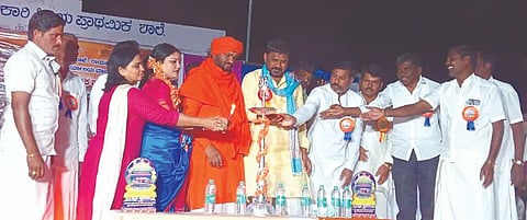ಕವಿತಾಳ ಸಮೀಪದ ಹಿರೇದಿನ್ನಿಯ ಸರ್ಕಾರಿ ಹಿರಿಯ ಪಾಥಮಿಕ ಶಾಲೆಯ  ವಾರ್ಷಿಕೋತ್ಸವ ಕಾರ್ಯಕ್ರಮವನ್ನು ಶಾಸಕ ಆರ್.ಬಸನಗೌಡ ಉದ್ಘಾಟಿದರು. ಇರಕಲ್ ಮಠದ ಬಸವಪ್ರಸಾದ ಸ್ವಾಮಿ, ಎಸ್‌ಡಿಎಮ್‌ಸಿ ಅಧ್ಯಕ್ಷೆ ಭಾಗ್ಯವಂತಿ ಅಮ್ಮ, ಶಿಕ್ಷಕ ಸಂಘದ ತಾಲೂಕು ಅಧ್ಯಕ್ಷ ಮಂಜುನಾಥ ಶಿಕ್ಷಕ, ಪ್ರಮುಖರಾದ ಪಂಪಾವತಿ, ಅರವಿಂದ, ಸುನೀತಾ ಕಳಕಪ್ಪ, ಯಲ್ಲಪ್ಪ ಅರಳಿಬಂಡಿ, ರೇಣುಕಾರಾಜ, ಹಂಪಯ್ಯ, ತಿಮ್ಮಪ್ಪ, ವಿಜಯಲಕ್ಷ್ಮೀ, ಪಿಎಸ್‌ಐ ಗುರುಚಂದ್ರ ಯಾದವ ಇತರರಿದ್ದರು.