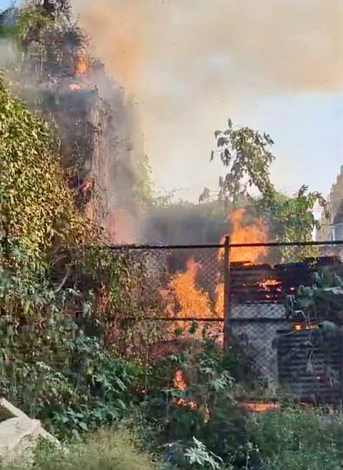  ನಂಜನಗೂಡು ಶ್ರೀಕಂಠೇಶ್ವರ ಸ್ವಾಮಿ ದೇವಾಲಯದ ಆವರಣದಲ್ಲಿರುವ ಕಲ್ಲು ಮಂಟಪಕ್ಕೆ ಆಕಸ್ಮಿಕ ಬೆಂಕಿ ಬಿದ್ದು, ಅದರ ಮೇಲೆ ಬೆಳೆದಿದ್ದ ಗಿಡ ಗಂಟಿಗಳು ಹೊತ್ತಿ ಉರಿಯುತ್ತಿರುವುದು. 