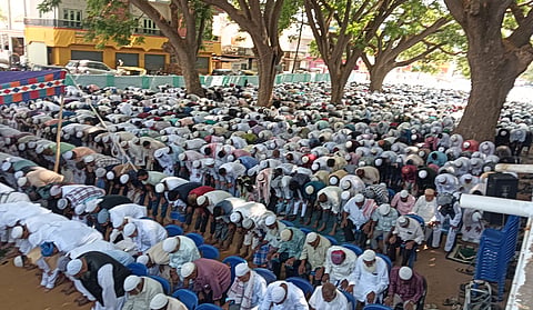 ರಂಜಾನ್ ಹಿನ್ನೆಲೆ ನಗರದ ಈದ್ಗಾ  ಮೈದಾನದಲ್ಲಿ ಮುಸ್ಲಿಮರು ಸಾಮೂಹಿಕ ಪ್ರಾರ್ಥನೆ ಸಲ್ಲಿಸಿದರು. 