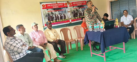 ಕೊಪ್ಪಳದ ಬೆಂಕಿನಗರ ಸರ್ಕಾರಿ ಪ್ರೌಢಶಾಲೆ, ಕಾಳಿದಾಸ ಕಾಲೇಜು, ಮುರಾರ್ಜಿ ಕಾಲೇಜು ಸೇರಿದಂತೆ ವಿವಿಧ ಶಿಕ್ಷಣ ಸಂಸ್ಥೆಗಳಿಗೆ ಇತ್ತೀಚೆಗೆ ಭೇಟಿ ನೀಡಿ ಸೇನೆಗೆ ಸೇರುವ ಕರಿತು ನಡೆಸಿದ ಜಾಗೃತಿ ಅಭಿಯಾನದಲ್ಲಿ ಬೆಳಗಾವಿ ಸೇನಾ ನೇಮಕಾತಿ ಕಚೇರಿಯ ಸಹಾಯಕ ಅಧಿಕಾರಿ ಸುಬೆದಾರ್​ ಮೇಜರ್​ ಮನೋಜಕುಮಾರ್​ ಮಾತನಾಡಿದರು. ಹವಾಲ್ದಾರ್​ ಬ್ರಾಜ್​ ಕಿಶೋರ್​, ಪ್ರಾಂಶುಪಾಲರಾದ ನಾಗರಾಜ್​, ಮಾಜಿ ಸೈನಿಕರ ಸಂಘದ ಅಧ್ಯಕ್ಷ ಮಾರುತಿ ಗೊಂದಿ, ಇಂದುಧರ ಸೊಪ್ಪಿಮಠ, ಹೇಮಂತಪ್ಪ ಇದ್ದರು.