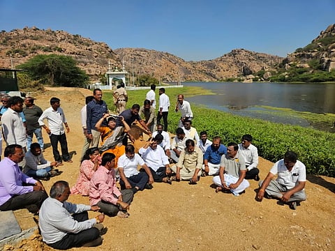 ಕೊಪ್ಪಳದ ಹುಲಿಕೆರೆ ಅತಿಕ್ರಮ ಖಂಡಿಸಿ ಬಿಜೆಪಿ ನಾಯಕರು ಶನಿವಾರ ಕಾಮಗಾರಿ ತಡೆದು ಪ್ರತಿಭಟನೆ ನಡೆಸಿದರು. ವಿಪ ಸದಸ್ಯೆ ಹೇಮಲತಾ ನಾಯಕ, ಬಿಜೆಪಿ ರಾಜ್ಯಕಾರ್ಯಕಾರಣಿ ಸದಸ್ಯ ಡಾ.ಬಸವರಾಜ ಕ್ಯಾವಟರ್​, ಗಣೇಶ ಹೊರತಟ್ನಾಳ,  ಸೋಮಣ್ಣ ಹಳ್ಳಿ, ಮಹೇಶ ಅಂಗಡಿ ಇದ್ದರು. 
