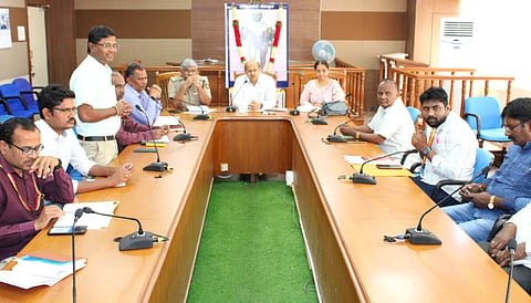 ಹಕ್ಕಿಜ್ವರ ಮುಂಜಾಗ್ರತಾ ಕ್ರಮ ಕೈಗೊಳ್ಳುವ ಬಗ್ಗೆ ಶುಕ್ರವಾರ ಕೊಪ್ಪಳದಲ್ಲಿ ಡಿಸಿ ಡಾ.ಸುರೇಶ ಬಿ.ಇಟ್ನಾಳ ಅಧ್ಯಕ್ಷತೆಯಲ್ಲಿ ಅಧಿಕಾರಿಗಳ ಸಭೆ ನಡೆಯಿತು. ಎಸ್ಪಿ ಡಾ.ರಾಮ್​ ಎಲ್​.ಅರಸಿದ್ದಿ, ಡಿಎಫ್ಒ ನಿರ್ಮಲಾ, ಪಶುಪಾಲನಾ ಇಲಾಖೆ ಡಿಡಿ ಡಾ.ಪಿ.ಎಂ.ಮಲ್ಲಯ್ಯ, ಡಾ.ಶರಣಬಸಪ್ಪ ರೋಣ, ಡಾ.ಲಕ್ಮಣ ನಾಯ್ಕ, ಡಾ.ಪ್ರಕಾಶ ಚೂರಿ ಇದ್ದರು. 