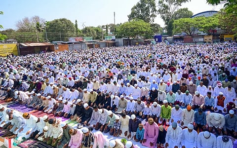 ಕೊಪ್ಪಳ ನಗರದ ಈದ್ಗಾ ಮೈದಾನದಲ್ಲಿ ಶನಿವಾರ ರಂಜಾನ್​ ಅಂಗವಾಗಿ ಮುಸ್ಲಿಮರು ಸಾಮೂಹಿಕ ಪ್ರಾರ್ಥನೆ ಸಲ್ಲಿಸಿದರು. 
