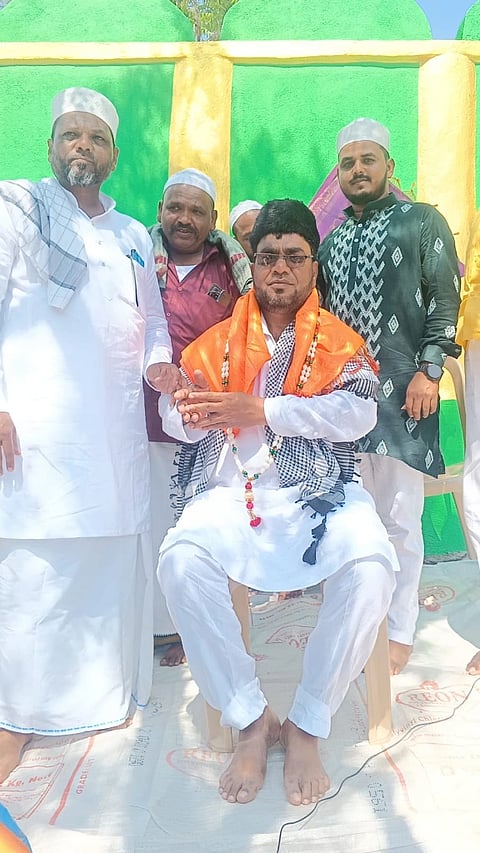 ಕುಷ್ಟಗಿ ತಾಲೂಕಿನ ಹಿರೇಮನ್ನಾಪುರದಲ್ಲಿ ಶನಿವಾರ ರಂಜಾನ್​ ಅಂಗವಾಗಿ ಶಿಕ್ಷಕ ಅಲ್ತಾಪ್​ಸಾಬ್​ ಅವರನ್ನು ಸನ್ಮಾನಿಸಲಾಯಿತು. ರಂಜಾನ್​ಸಾಬ್​ ಅಳ್ಳಳ್ಳಿ, ರಾಜಾಸಾಬ್​ ಬಾವಿಕಟ್ಟಿ ಇದ್ದರು. 