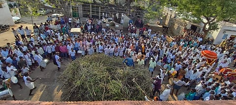 ಮುದ್ದಾಬಳ್ಳಿ ಶ್ರೀ ಮಾರುತೇಶ್ವರ ದೇವಸ್ಥಾನ ಮುಂಭಾಗಲ್ಲಿ ಯುವಕರು ಮುಳ್ಳಿನ ಕೊಂಪಿಯಲ್ಲಿ ಹಾರುತ್ತಿರುವುದು.