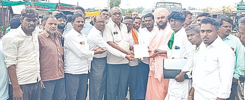 ಐನಾಪುರ ಏತ ನೀರಾವರಿ ಯೋಜನೆ ಶ್ರೀ ಆರಂಭಿಸಬೇಕು ಎಂದು ಒತ್ತಾಯಿಸಿ ಐನಾಪುರದಲ್ಲಿ ಮುಲ್ಲಾಮಾರಿ ಏತ ನೀರಾವರಿ ಅಭಿವೃದ್ಧಿ ಸಮಿತಿಯಿಂದ ಮಂಗಳವಾರ ಭಾಲ್ಕಿ-ಚಿಂಚೋಳಿ ಹೆದ್ದಾರಿಯಲ್ಲಿ ಸಂಚಾರ ತಡೆದು ಹೋರಾಟ ಚಳವಳಿ ನಡೆಸಿ ಕಂದಾಯ ನಿರೀಕ ರವಿಕುಮಾರ ಚಿಟ್ಟಾ, ನೀರಾವರಿ ನಿಗಮದ ಉಪ ಅಭಿಯಂತರ ಸತ್ಯಪ್ರಕಾಶ ಮೂಲಗೆ ಅವರಿಗೆ ಮನವಿಪತ್ರ ಸಲ್ಲಿಸಲಾಯಿತು. ಶ್ರೀ ಉಪಮನ್ಯು ಶಿವಾಚಾರ್ಯ, ಶಿವಾನಂದ ಮಾಲಿಪಾಟೀಲ್​, ಧನರಾಜ ಸ್ವಾಮಿ ಇತರರಿದ್ದರು.