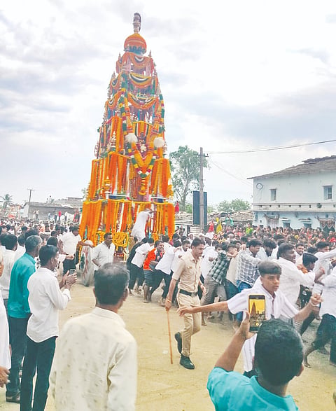  ಚಿಂಚೋಳಿ ತಾಲೂಕಿನ ಚಿಮ್ಮಇದಲಾಯಿಯಲ್ಲಿ ಅಪಾರ ಭಕ್ತರ ಜೈೂಷದ ಮಧ್ಯೆ ಸಂಭ್ರಮದಿಂದ ಶ್ರೀ ವೀರಭದ್ರೇಶ್ವರರ ಮಹಾರಥೋತ್ಸವ ನಡೆಯಿತು.