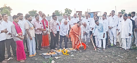 ಚಿತ್ತಾಪುರದ ರಾವೂರ ರಸ್ತೆಯಲ್ಲಿ ವೀರಶೈವ ಲಿಂಗಾಯತ ವಿದ್ಯಾರ್ಥಿನಿಯರ ವಸತಿನಿಲಯ ನಿರ್ಮಾಣ ಕಾಮಗಾರಿಗೆ ಶ್ರೀ ಸೋಮಶೇಖರ ಶಿವಾಚಾರ್ಯರು ಚಾಲನೆ ನೀಡಿದರು. ನಾಗರೆಡ್ಡಿ ಪಾಟೀಲ್​ ಕರದಾಳ, ನಾಗರಾಜ ಭಂಕಲಗಿ, ಅಣ್ಣಾರಾವ ಪಾಟೀಲ್​, ಚಂದ್ರಶೇಖರ ಸಾತನೂರ, ಅಶೋಕ ನಿಪ್ಪಾಣಿ, ಎಸ್​.ಎನ್​.ಪಾಟೀಲ್​ ಇದ್ದರು.
