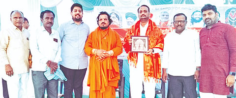  ಕಮಲಾಪುರ ತಾಲೂಕಿನ ವರನಾಳದಲ್ಲಿ ಹಮ್ಮಿಕೊಂಡಿದ್ದ ಧಾರ್ಮಿಕ ಕಾರ್ಯಕ್ರಮದಲ್ಲಿ ಶಿವಪ್ರಭು ಪಾಟೀಲ್​ ಅವರನ್ನು ಸನ್ಮಾನಿಸಲಾಯಿತು. ಶ್ರೀ ಅಪ್ಪಾರಾವ ದೇವಿ ಮುತ್ಯಾ, ಅಲ್ಲಮಪ್ರಭು ದೇಶಮುಖ, ಸುರೇಶ ಲೇಂಗಟಿ, ಅನೀಲಕುಮಾರ ನರೋಣಿ, ನರೇಶ ಹರಸೂರಕರ್​ ಇದ್ದರು