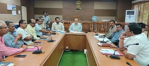 ಕೊಪ್ಪಳದಲ್ಲಿ ಡಿಸಿ ಡಾ.ಸುರೇಶ ಬಿ.ಇಟ್ನಾಳ ಅಧ್ಯಕ್ಷತೆಯಲ್ಲಿ ವಿವಿಧ ಇಲಾಖೆ ಅಧಿಕಾರಿಗಳ ಸಭೆ ನಡೆಯಿತು. ಎಎಸ್ಪಿ ಹೇಮಂತ್​ ಕುಮಾರ್​, ಎಡಿಸಿ ಸಿದ್ರಾಮೇಶ್ವರ, ಎಸಿ ಕ್ಯಾ.ಮಹೇಶ ಮಾಲಗಿತ್ತಿ, ಜಿಪಂ ಯೋಜನಾಧಿಕಾರಿ ಡಿ.ಮಂಜುನಾಥ, ಡಿಯುಡಿಸಿ ಪಿಡಿ ಮಂಜುನಾಥ ಗುಂಡೂರು, ಜಂಟಿ ಕೃಷಿ ನಿರ್ದೇಶಕ ಜಿ.ಡಿ.ಕೃಷ್ಣಮೂರ್ತಿ ಇದ್ದರು. 