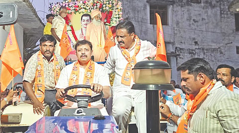 ನಗರದ ಪಂಚಾಂಗ ಮಠದಲ್ಲಿ ಭಾನುವಾರ ಬಸವ ಜಯಂತಿಯ ಮೆರವಣಿಗೆಗೆ ಶಾಸಕ ರಾಜಾ ವೇಣುಗೋಪಾಲ ನಾಯಕ ಚಾಲನೆ ನೀಡಿದರು. ನಿಷ್ಠಿ ಕಡ್ಲಪ್ಪನವರ ಮಠದ ಪ್ರಭುಲಿಂಗ ಸ್ವಾಮೀಜಿ, ತಾಲೂಕು ವೀರಶೈವ ಲಿಂಗಾಯತ ಸಮಿತಿ ಅಧ್ಯಕ್ಷ ಸುರೇಶ ಸಜ್ಜನ್​ ಸೇರಿದಂತೆ ಇತರರಿದ್ದರು.