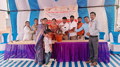 ಜಿಲ್ಲೆಯ ಯಲಬುರ್ಗಾ ತಾಲೂಕಿನ ಹನುಮಾಪುರದಲ್ಲಿ ಮಕ್ಕಳ ಮೇಲಿನ ದೌರ್ಜನ್ಯ ತಡೆಗಾಗಿ ಆಯೋಜಿಸಿದ್ದ ಜನಸಂಪರ್ಕ ಸಂವಾದ ಕಾರ್ಯಕ್ರಮವನ್ನು ಗೆದಿಗೇರಿ ಗ್ರಾಂಪಂ ಪಿಡಿಒ ದೊಡ್ಡಪ್ಪ ನಾಯಕ ಉದ್ಘಾಟಿಸಿದರು. ಜಿಲ್ಲಾ ಮಕ್ಕಳ ರಕ್ಷಣಾ ಘಟಕದ ಲೀಗಲ್​ ಕಂ ಪ್ರೋಬೇಷನ್​ ಅಧಿಕಾರಿ ಶಿವಲೀಲಾ ವನ್ನೂರು, ವಿದ್ಯಾಶ್ರೀ ಹೊಟ್ಟೇರ, ಮಹೇಶ ಬಡಿಗೇರ, ಹುಲಗಪ್ಪ, ಪ್ರತಿಭಾ ಕಾಶೀಮಠ, ಸವಿತಾ ಆರೇರ್​, ಕಾನ್ಸಟೇಬಲ್​ ರತ್ನ ಇದ್ದರು.