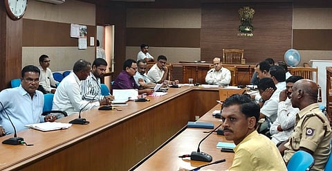 ಕೊಪ್ಪಳದಲ್ಲಿ ಘನ ತ್ಯಾಜ್ಯ ವಸ್ತುಗಳ ನಿರ್ವಹಣಾ ನಿಯಮಗಳು -2026ರ ಕುರಿತು ನಗರ ಸ್ಥಳಿಯ ಸಂಸ್ಥೆಗಳ ಅಧಿಕಾರಿಗಳೊಂದಿಗೆ ಹಮ್ಮಿಕೊಂಡಿದ್ದ ಸಭೆಯಲ್ಲಿ ಡಿಸಿ ಡಾ. ಸುರೇಶ ಬಿ. ಇಟ್ನಾಳ ಮಾತನಾಡಿದರು. ಡಿಯುಡಿಸಿ ಪಿಡಿ ಮಂಜುನಾಥ ಗುಂಡೂರ್​, ಜಿಲ್ಲಾ ಆರೋಗ್ಯ ಮತ್ತು ಕುಟುಂಬ ಕಲ್ಯಾಣಾಧಿಕಾರಿ ಡಾ. ಟಿ.ಲಿಂಗರಾಜು, ಶಾಲಾ ಶಿಕ್ಷಣ ಮತ್ತು ಸಾಕ್ಷರತಾ ಇಲಾಖೆ ಉಪನಿರ್ದೇಶಕ ಸೋಮಶೇಖರಗೌಡ ಪಾಟೀಲ್​, ಇದ್ದರು.
