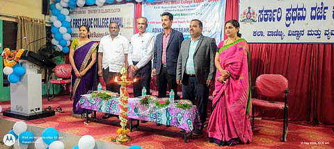ಕೊಪ್ಪಳ ಸರ್ಕಾರಿ ಪದವಿ ಕಾಲೇಜಿನಲ್ಲಿ ಆಯೋಜಿಸಿದ್ದ ಮೂರು ದಿನಗಳ ರಾಜ್ಯ ಮಟ್ಟದ ಅಧ್ಯಾಪಕರ ಅಭಿವೃದ್ಧಿ ಕಾರ್ಯಕ್ರಮವನ್ನು ಕೊಪ್ಪಳ ವಿವಿ ಕುಲಪತಿ ಡಾ. ಎಸ್​. ವಿ. ಡಾಣಿ ಉದ್ಘಾಟಿಸಿದರು. ವಿವಿ ಮೌಲ್ಯಮಾಪನ ಕುಲಸಚಿವ ಡಾ.ರಮೇಶ್​ ಕೆ, ಕಾಲೇಜಿನ ಪ್ರಾಚಾರ್ಯ ಡಾ. ವೈ. ಬಿ. ಅಂಗಡಿ, ಡಾ. ಮಲ್ಲಿಕಾರ್ಜುನ ಆನಂದಹಳ್ಳಿ, ಸುಧಾ ಹೆಗಡೆ ಇದ್ದರು.