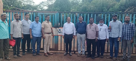 ಕೊಪ್ಪಳ ತಾಲೂಕಿನ ಹಾಲವರ್ತಿಯ ಪಿಬಿಎಸ್​ ಪೆ.ಲಿ.ಕಾರ್ಖಾನೆಯನ್ನು ಗುರುವಾರ ಅಧಿಕಾರಿಗಳು ಸೀಜ್​ ಮಾಡಿದರು. ಸಹಾಯ ಆಯುಕ್ತ ಮಹೇಶ ಮಾಲಗಿತ್ತಿ ನೇತೃತ್ವದಲ್ಲಿ ತಹಸೀಲ್ದಾರ್​ ಬಸವರಾಜ ತೆನ್ನಳ್ಳಿ, ಸಹಾಯಕ ಪರಿಸರ ಅಧಿಕಾರಿ ಅಮರ್​, ಪಿಎಸ್​ಐ ವಿರೇಶ ಇದ್ದರು. 
