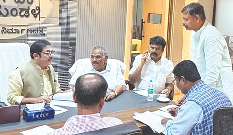 ಬೆಂಗಳೂರಿನ ಗೃಹ ನಿರ್ಮಾಣ ಮಂಡಳಿ ಕೇಂದ್ರ ಕಚೇರಿಯಲ್ಲಿ ಶಾಸಕ ರಾಜಾ ವೇಣುಗೋಪಾಲ ನಾಯಕ ಸಚಿವ ಜಮೀರ್​ ಅಹ್ಮದ್​ ಖಾನ್​ ಅವರಿಗೆ ಸುರಪುರ ಕ್ಷೇತ್ರಕ್ಕೆ ಸಂತ ಶಿಶುನಾಳ ಶರೀಫ್​ ಸಿಬಿಎಸ್​ಇ ಮಾದರಿ ಶಾಲೆ ಮಂಜೂರು ಮಾಡುವಂತೆ ಮನವಿ ಸಲ್ಲಿಸಿದರು