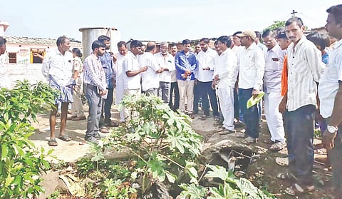 ಚಿಂಚೋಳಿ ತಾಲೂಕಿನ ತುಮಕುಂಟಾಕ್ಕೆ ಶಾಸಕ ಡಾ.ಅವಿನಾಶ ಜಾಧವ್​ ಭೇಟಿ ನೀಡಿ ಮಳೆಯಿಂದಾದ ಹಾನಿ ಪರಿಶೀಲಿಸಿದರು. ಸುಬ್ಬಣ್ಣ ಜಮಖಂಡಿ, ಸಂತೋಷಕುಮಾರ ಚವ್ಹಾಣ್​, ಮಹ್ಮದ್​ ಆರೀಫ್​, ಗೌತಮ ಪಾಟೀಲ್​, ಶರಣಪ್ಪ ತಳವಾರ ಇತರರಿದ್ದರು
