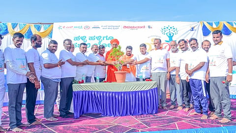 ಕೊಪ್ಪಳ ತಾಲೂಕಿನ ಗಿಣಿಗೇರಾ ಗ್ರಾಮದಲ್ಲಿ ಕನ್ನಡದ ನಂ.1 ದಿನಪತ್ರಿಕೆ ವಿಜಯವಾಣಿ ಹಾಗೂ ಕೆ.ಎಸ್​.ಆಸ್ಪತ್ರೆ ಸಹಯೋಗದಲ್ಲಿ ಭಾನುವಾರ  ಹಮ್ಮಿಕೊಂಡಿದ್ದ 12ನೇ ಅಂತಾರಾಷ್ಟ್ರೀಯ ಯೋಗ ದಿನಾಚರಣೆಯನ್ನು ಅಭಿನವ ಶ್ರೀ ಕರಿಬಸವ ಶಿವಾಚಾರ್ಯ ಉದ್ಘಾಟಿಸಿದರು. ಶ್ರೀ ಅಭಿನವ ಶ್ರೀಕಂಠ ಸ್ವಾಮಿ, ಡಾ.ಬಸವರಾಜ ಕ್ಯಾವಟರ್​, ಗೂಳಪ್ಪ ಹಲಗೇರಿ, ಗಣೇಶ ಹೊರತಟ್ನಾಳ, ವೆಂಕಟೇಶ ಬಾರಕೇರ, ಕರಿಯಪ್ಪ ಮೇಟಿ ಇದ್ದರು. 