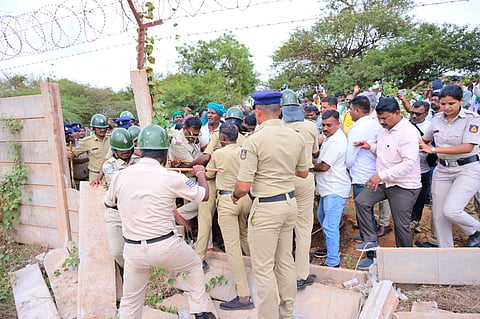 ಕೊಪ್ಪಳ ಹೊರವಲಯದ ಬಿಎಸ್​ಪಿಎಲ್​ ಕಾರ್ಖಾನೆ ಮುಖ್ಯದ್ವಾರ ಮುರಿದು ಒಳನುಗ್ಗಿದ ರೈತರು. 