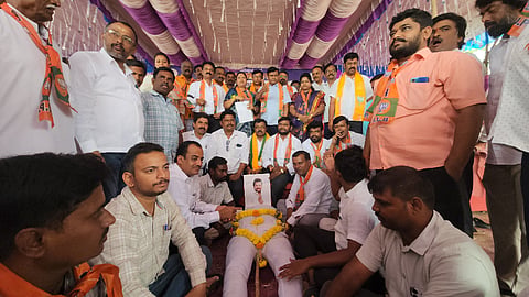 ಸಚಿವ ಬಿ.ನಾಗೇಂದ್ರ ರಾಜೀನಾಮೆಗೆ ಆಗ್ರಹಿಸಿ ಬಿಜೆಪಿ ನಾಯಕರು ಶುಕ್ರವಾರ ಪ್ರತಿಭಟನೆ ನಡೆಸಿದರು. ವಿಧಾನ ಪರಿಷತ್​ ಸದಸ್ಯೆ ಹೇಮಲತಾ ನಾಯಕ, ಬಿಜೆಪಿ ಜಿಲ್ಲಾಧ್ಯಕ್ಷ ನವೀನ್​ ಗುಳಗಣ್ಣವರ, ವೀರೇಶ ಸಜ್ಜನ, ಗೀತಾಂಜಲಿ, ಕೊಟ್ರೇಶ ಶೆಡ್ಮಿ, ಸುನಿಲ್​ ಹೆಸರೂರು, ಮಹೇಶ ಅಂಗಡಿ ಇದ್ದರು. 
