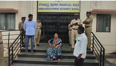 ಕೊಪ್ಪಳದಲ್ಲಿ ಕುಡಾ ಕಚೇರಿಗೆ ಶುಕ್ರವಾರ ಮುತ್ತಿಗೆಗೆ ಯತ್ನಿಸಿದ ಬಿಜೆಪಿ ಕಾರ್ಯಕರ್ತರುನ್ನು ಪೊಲೀಸರು ವಶಕ್ಕೆ ಪಡೆದರು. 