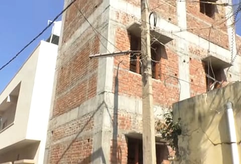 ಕಾರ್ಮಿಕ ಶ್ರೀನಿವಾಸ್ ಬಿದ್ದ ಕಟ್ಟಡದ ಜಾಗ.