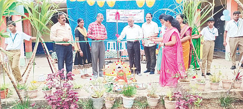  ಹೊಳೆನರಸೀಪುರ ಪಟ್ಟಣದ ಸರ್ಕಾರಿ ಬಾಲಕರ ಪದವಿ ಪೂರ್ವ ಕಾಲೇಜು ಪ್ರೌಢಶಾಲಾ ವಿಭಾಗದ ಶಾಲಾ ಮಕ್ಕಳ ಆಹಾರಮೇಳ ಹಾಗೂ ಮಕ್ಕಳ ಸಂತೆ ನಡೆಯಿತು.ಕ್ಷೇತ್ರ ಶಿಕ್ಷಣಾಧಿಕಾರಿ ಸೋಮಲಿಂಗೇಗೌಡ,  ಪ್ರಾಣೇಶ್, ಪುರುಷೋತ್ತಮ್, ಎಸ್‌ಡಿಎಂಸಿ ಅಧ್ಯಕ್ಷೆ  ಗಾಯತ್ರಿ ಇತರರು ಇದ್ದರು.
