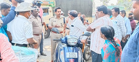 ಹೆಲ್ಮೆಟ್‌ ಧರಿಸದೇ ದ್ವಿಚಕ್ರ ವಾಹನ ಓಡಿಸುತ್ತಿದ್ದ ಸವಾರರಿಗೆ ಎಸ್ಪಿ ಕುಶಾಲ್‌ ಚೌಕ್ಸೆ ಸಂಚಾರಿ ನಿಯಮ ಬಗ್ಗೆ ಮನವರಿಕೆ ಮಾಡಿಕೊಡುತ್ತಿರುವುದು
