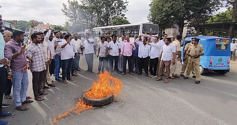 ಬಂಗಾರಪೇಟೆ ಶಾಸಕ ಎಸ್​.ಎನ್​.ನಾರಾಯಣಸ್ವಾಮಿಗೆ ಸಚಿವ ಸ್ಥಾನ ಕೈತಪ್ಪಿದ ಹಿನ್ನೆಲೆಯಲ್ಲಿ ಬಸ್​ ನಿಲ್ದಾಣ ಸಮೀಪ ಕೆಜಿಎಫ್​ ರಸ್ತೆಯಲ್ಲಿ ಬೆಂಬಲಿಗರು ಮತ್ತು ಮುಖಂಡರು ಟಯರ್​ ಸುಟ್ಟು ರಸ್ತೆ ಬಂದ್​ ಮಾಡಿ ಆಕ್ರೋಶ ವ್ಯಕ್ತಪಡಿಸಿದರು. ಕೆ.ಚಂದ್ರಾರೆಡ್ಡಿ, ಅ.ನಾ.ಹರೀಶ್​, ಅಣ್ಣಾದೊರೈ, ಶಂಶುದ್ದೀನ್​ ಬಾಬು, ಗುಲ್ಲಹಳ್ಳಿ ನಾಗರಾಜ್​, ಎಸ್​.ಎ.ಪಾರ್ಥಸಾರತಿ, ಷಫಿ, ಭಾಗ್ಯಮ್ಮ ಇದ್ದರು.
